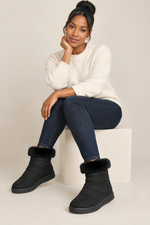 Load image into Gallery viewer, Black boots on an African American model
