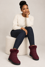Load image into Gallery viewer, Merlot boots on an African American model
