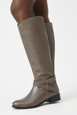 Load image into Gallery viewer, Style 9190 riding boots on Black woman's leg
